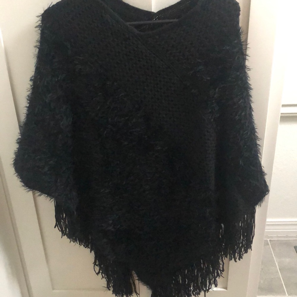 Black poncho with faux fur